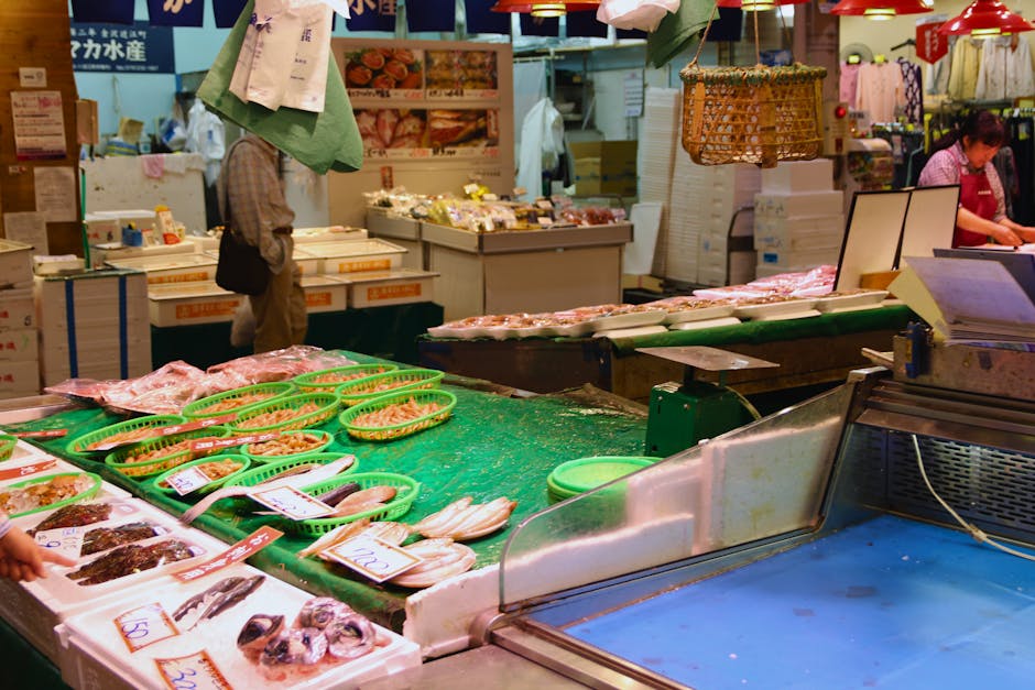 Mãos segurando filés de salmão fresco ao lado de limão e folhas verdes em bancada de cozinha
