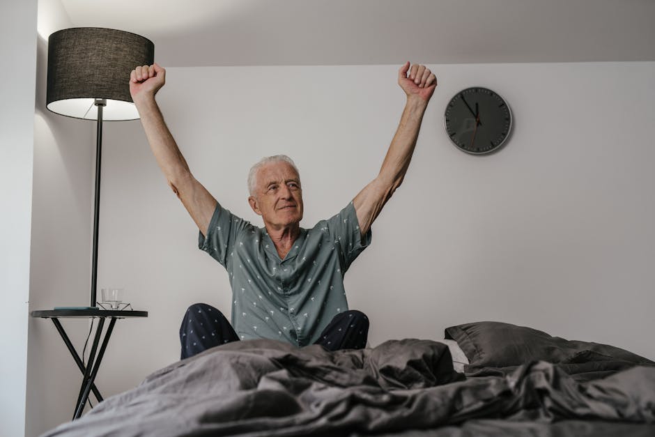 Pessoa de 60 anos realizando exercício de elevação pélvica sobre um lençol branco para fortalecer o core
