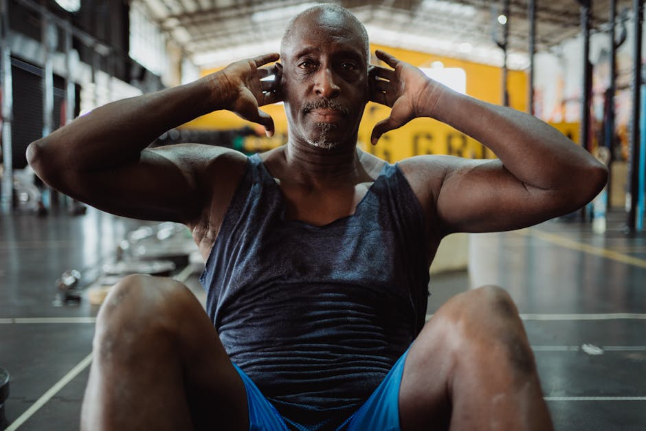 Pessoa de 55 anos realizando uma prancha abdominal sobre um tapete de yoga em um ambiente iluminado e acolhedor