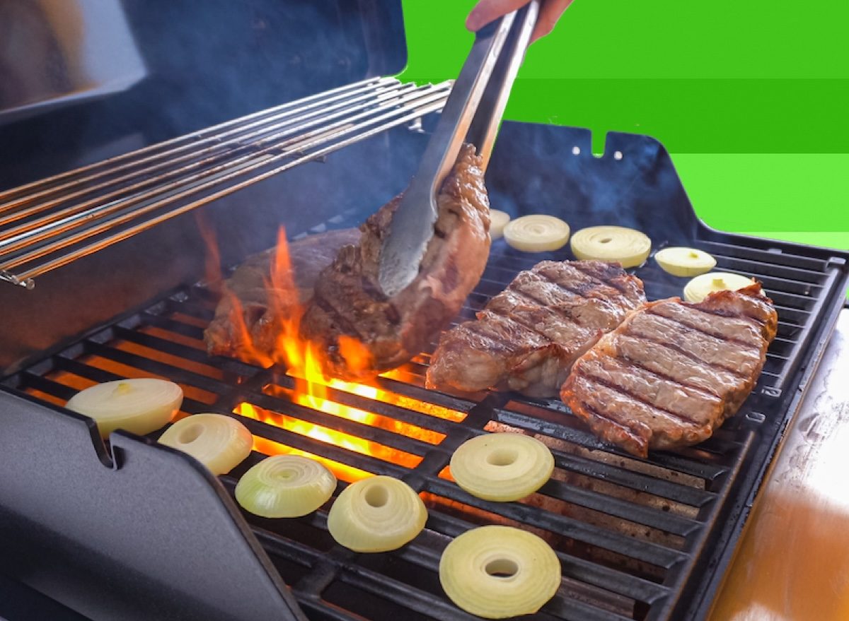 Um churrasco com steak inteiro de petite sirloin, flank e carne moída, acompanhado de salada de folhas verdes
