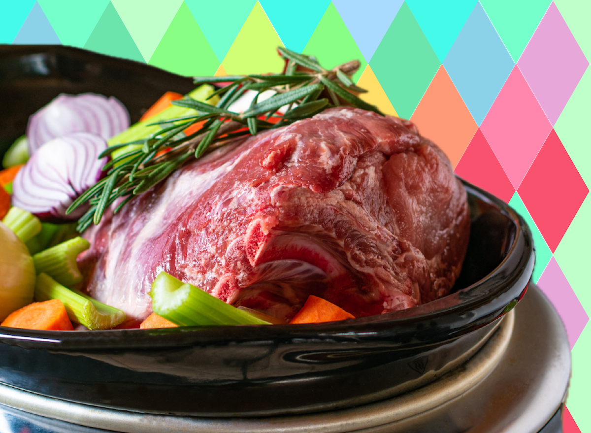 Um corte de carne de boi macio, com gordura intramuscular e tecido conjuntivo, descansando sobre o fundo de um slow cooker