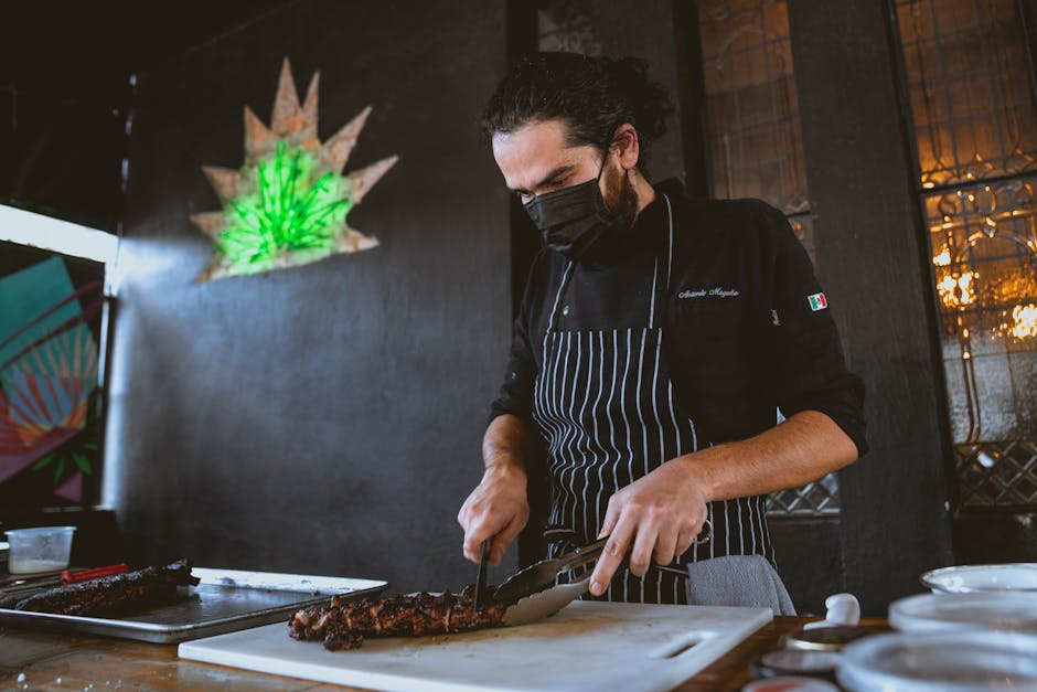 Costela suína suculenta com carne soltando do osso, servida em tábua de madeira com molho barbecue e ervas frescas