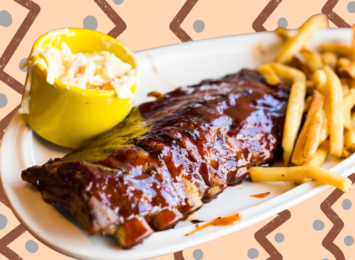 Uma costela BBQ crocante, cortada em fatias finas, ao lado de uma porção de batata frita dourada e crocante