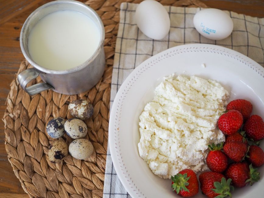 Massa de trigo com cottage cheese, legumes e folhas de espinafre, pronta em uma tigela