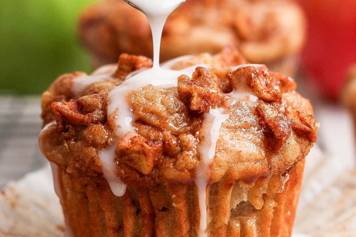 Um muffin de maçã com cottage cheese batido e fatias de fruta fresca