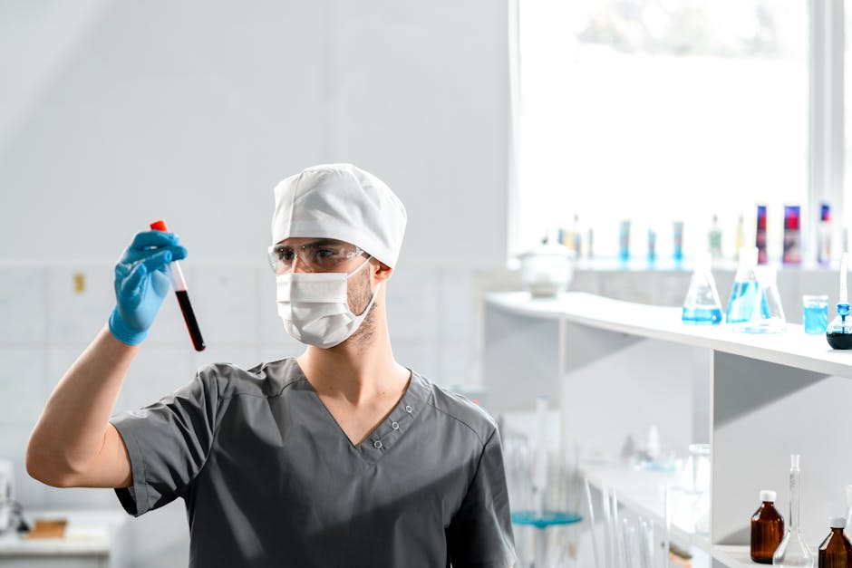 Frasco de creatina cristalina, testado em laboratório, com rótulo de pureza 99,9% e uma balança digital exibindo 5 g