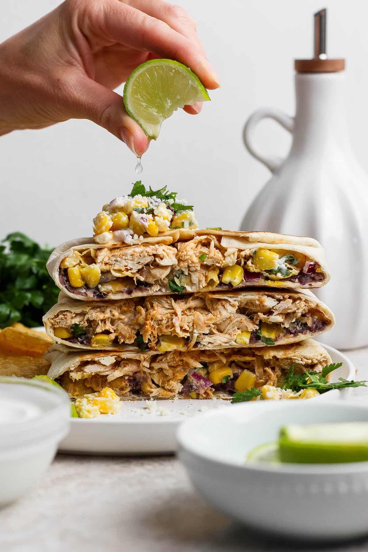 Crunchwrap aberto mostrando frango desfiado, milho grelhado, queijo cotija, feijão preto e chips de tortilha