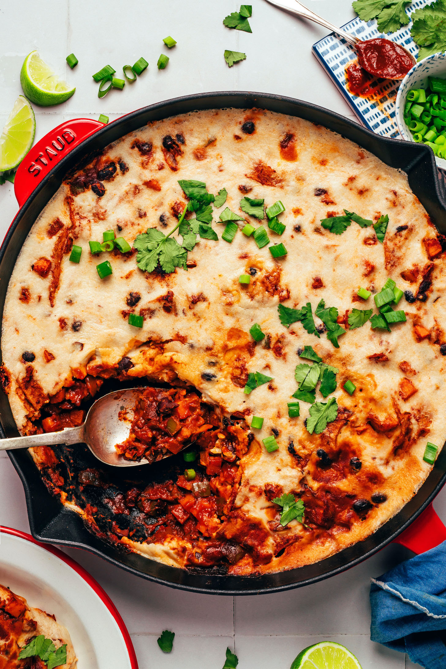 Tigela colorida com batata‑doce assada, feijão preto e molho cremoso de castanha de caju ao lado de uma balança