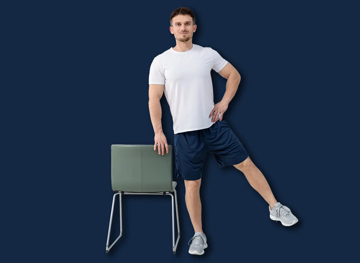 Uma pessoa sentada em uma cadeira, levantando alternadamente os joelhos com os pés no chão