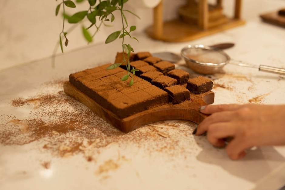 Brownie de feijão preto ao lado de uma xícara de espresso, com colher de proteína e um copo de água