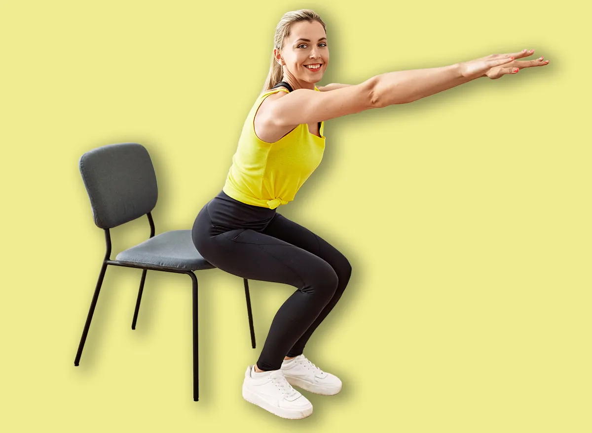 Mulher sentada em cadeira fazendo flexão de tríceps com garrafa d'água, sala iluminada ao fundo