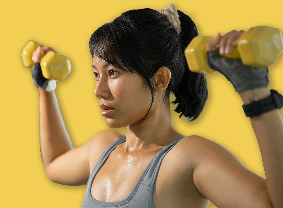 Mulher de 60 anos realizando agachamento com kettlebell ao ar livre, vestindo roupa esportiva e tênis
