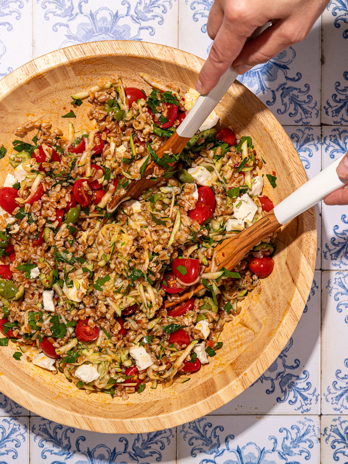 Farro cozido misturado com abobrinha ralada, tomate e ervas frescas