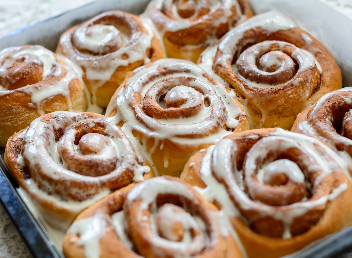 Como fazer cinnamon rolls caseiros: receita passo a passo