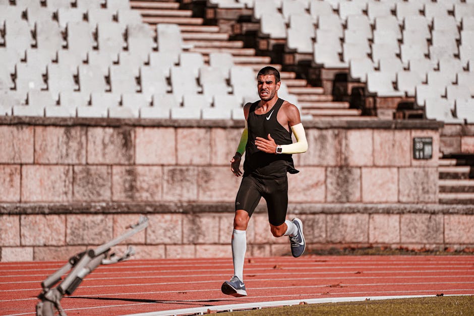 Atleta exausta descansa após corrida ao lado de suplementos, prato com vegetais escuros e um exame de sangue na mesa