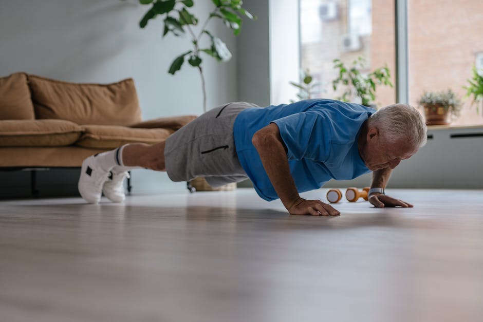 Pessoa acima dos 50 anos executando uma flexão de braço com foco na postura correta sobre um tapete de yoga