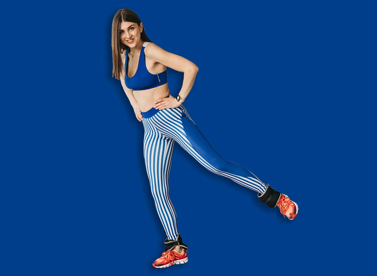 Uma pessoa idosa sentada em uma cadeira, com um peso em cada mão, realizando um exercício de extensão de braços