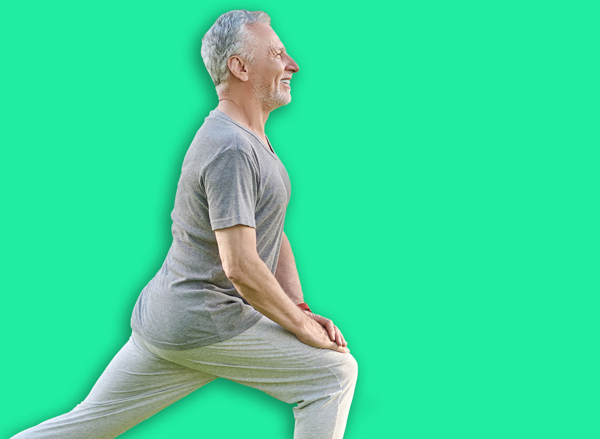 Homens de 60 anos em movimento, levantando peso ou sacolas, com um sorriso de concentração