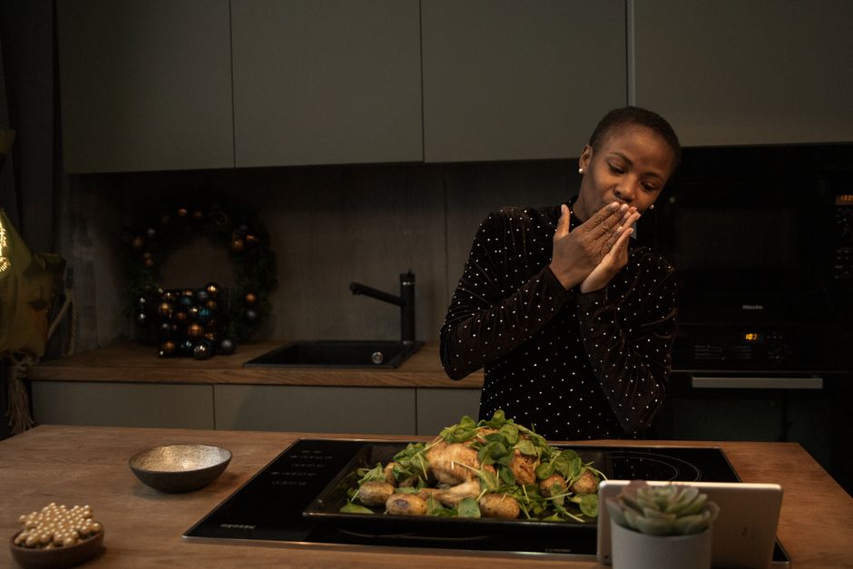 Um frango assado à meia porção com pele crocante, servido em um prato com vegetais sazonados e uma porção de arroz integral