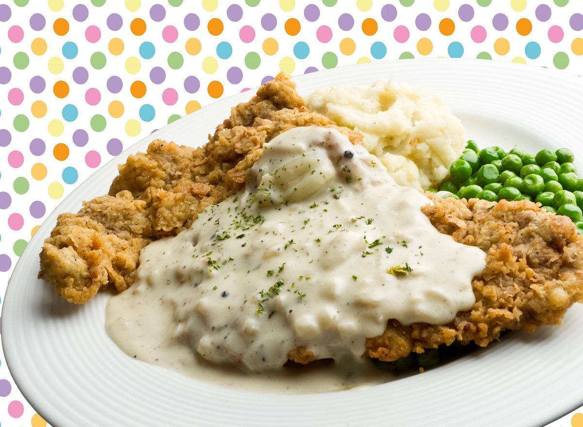 Frango à milanesa dourado empanado com farinha panko, ao lado de molho branco cremoso em tigela