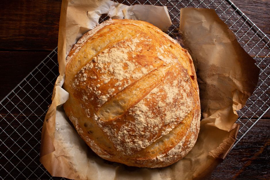 Um sanduíche de frango à parmegiana com frango grelhado, queijo derretido e molho de tomate em uma fatia de pão de pão francês