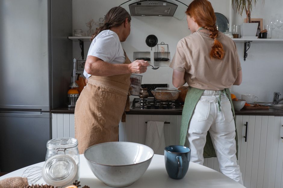 Frango dourado, arroz cozido, cenoura e brócolis em panela única, com colher de servir ao lado
