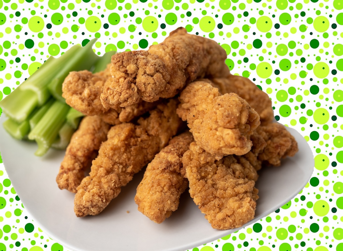 Mãos segurando um pedaço de frango empanado ao lado de uma lupa focada na lista de ingredientes do rótulo da embalagem