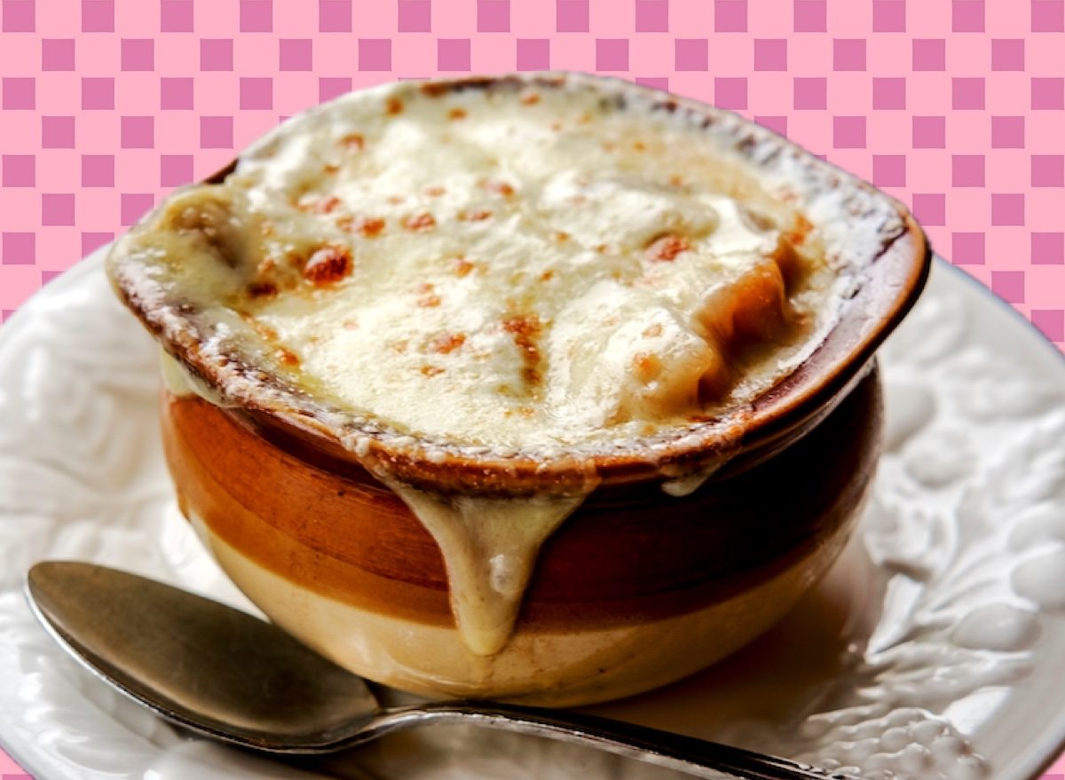 Cebola caramelizada em caldo rico, queijo gratinado e pão crocante
