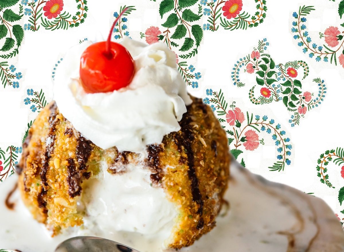Um prato de sorvete frito com fatias de frutas frescas e uma camada crocante de biscoito