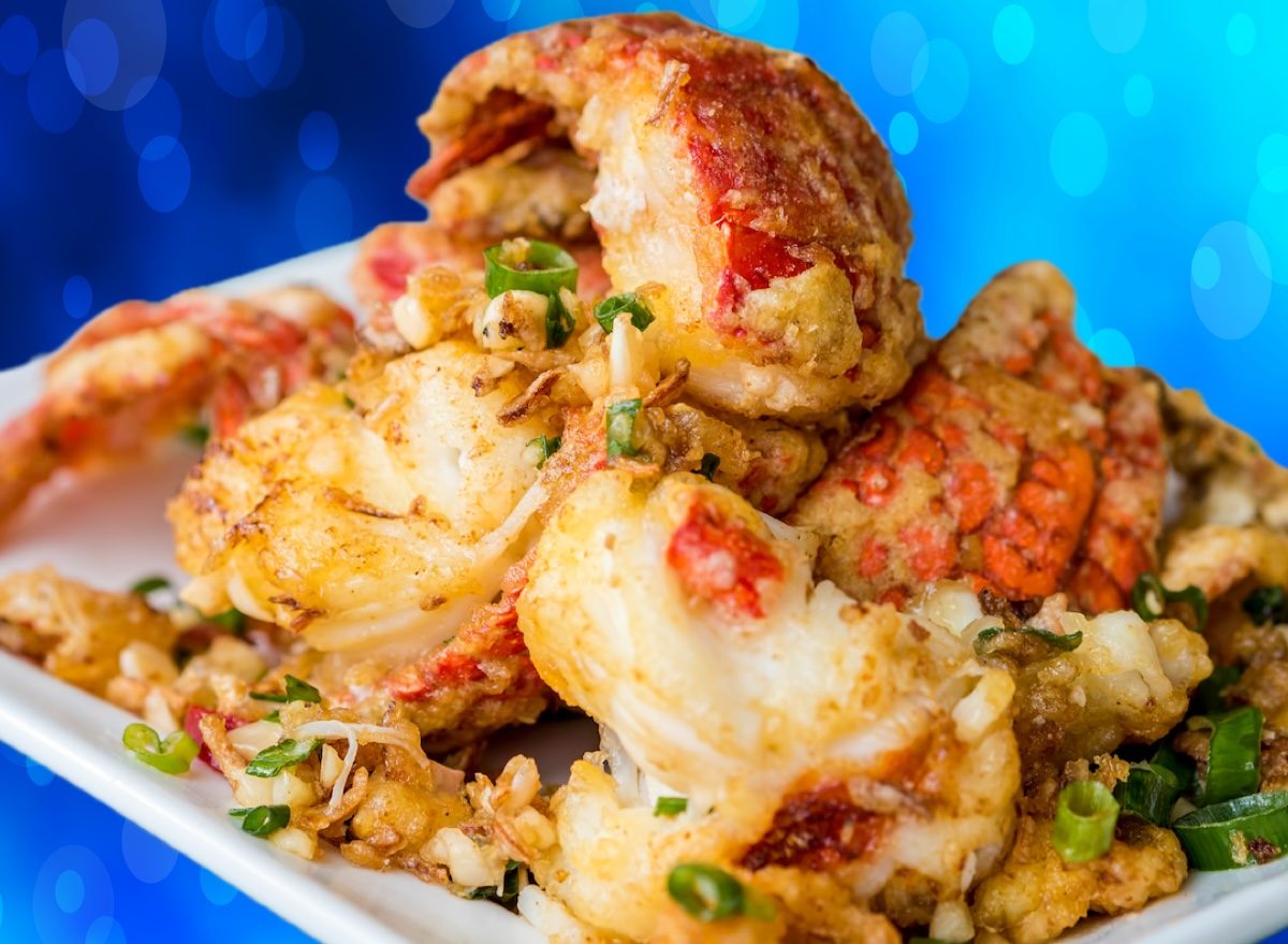 Pescado fresco e vegetais empanados em farinha de coco, pronto para ser frito em óleo de coco