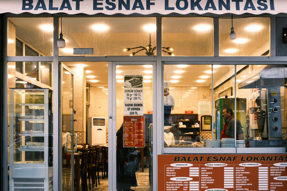 Uma pessoa segurando um prato de macarrão congelado de uma marca de alta qualidade