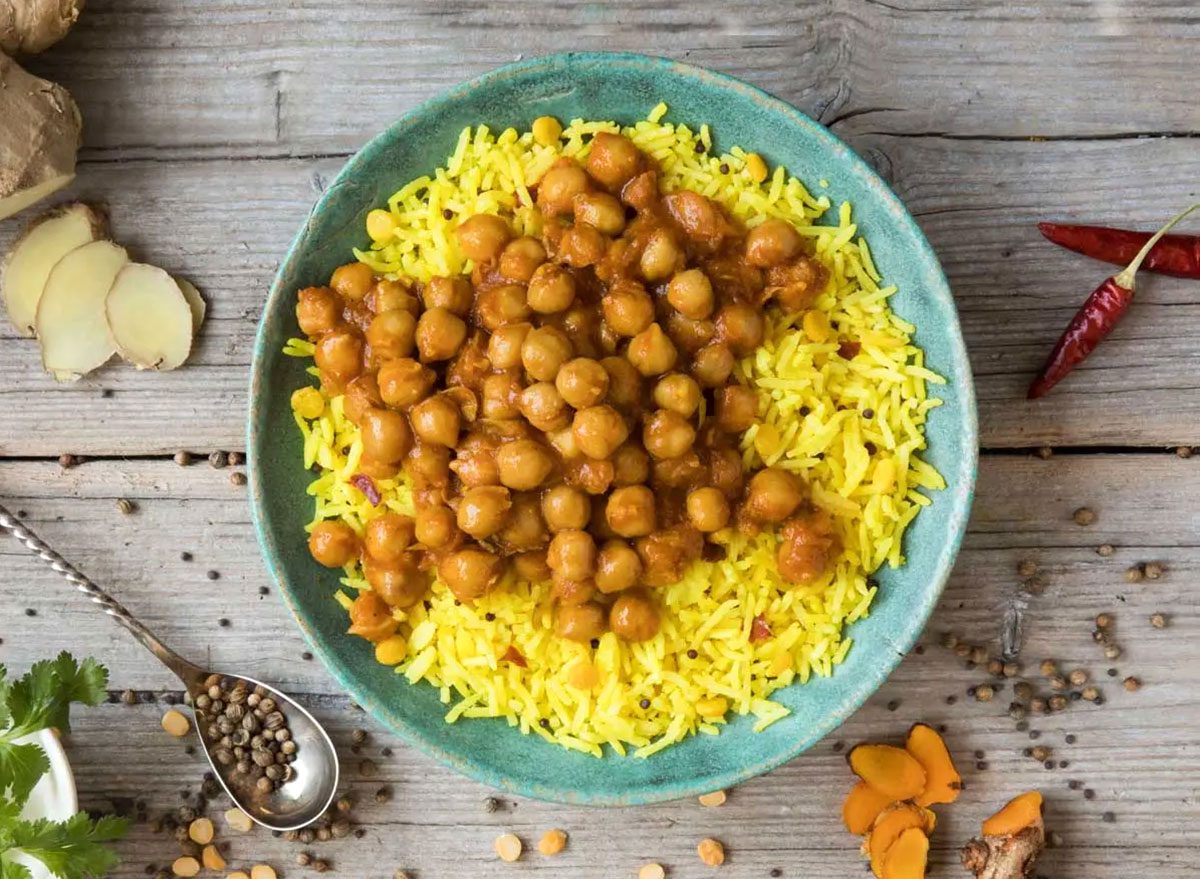 Um tigela de sopa de lentilhas congelada, com vegetais frescos ao lado, ilustra a opção saudável de pratos congelados indianos