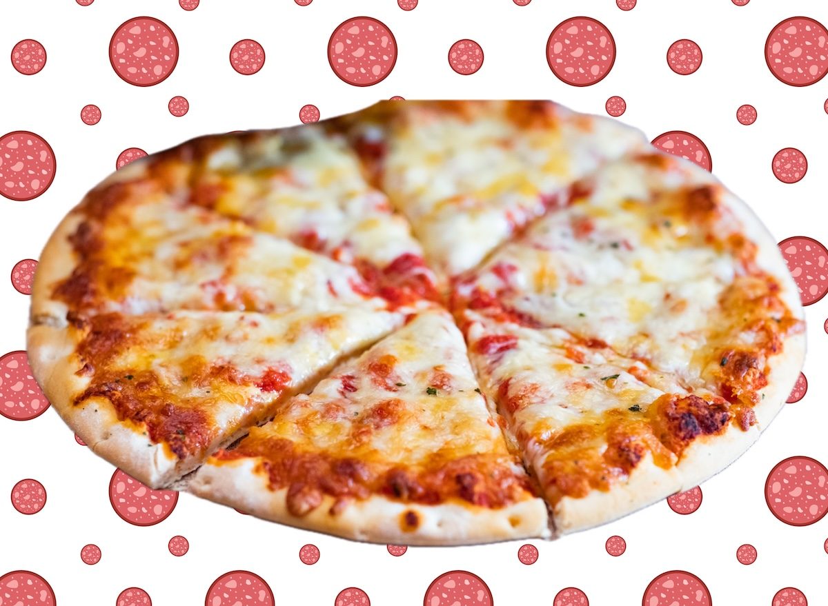 Uma pizza congelada com ingredientes naturais e frutas frescas ao redor
