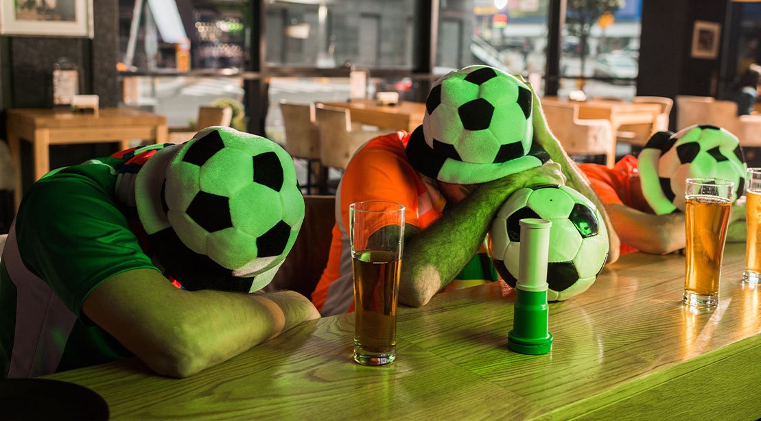 Um jogador de futebol comendo frutas frescas e legumes crus, representando uma alimentação saudável e equilibrada