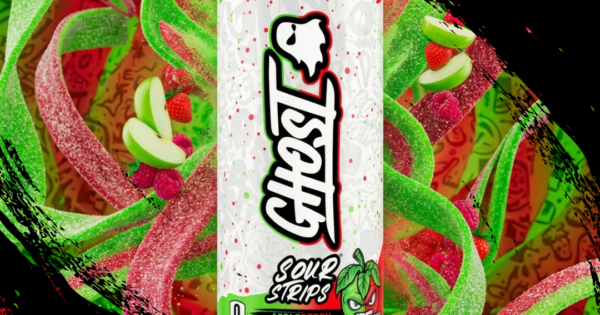Uma garrafa de Ghost Energy Appleberry, com uma mistura de frutas vermelhas, é mostrada ao lado de um peso de ginásio