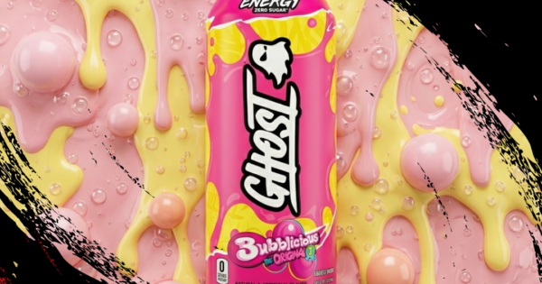 Lata de GHOST Energy Bubblicious ao lado de halteres e fones de ouvido em um ambiente de academia moderno