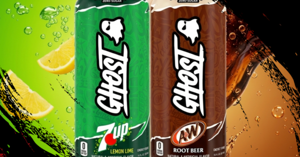 Uma pessoa abertamente em treino de força, com uma garrafa de GHOST Energy em sua mão, em segundo plano