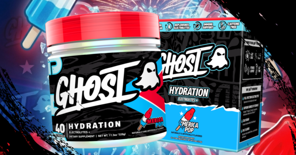 Uma garrafa de Ghost Hydration 'Merica Pop' em cima de uma prancha de ginástica, com frutas frescas ao fundo
