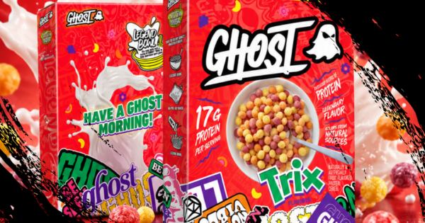 Cereal Ghost Protein ao lado de uma tigela cheia, colher, copo de leite e um pote de whey protein sobre bancada