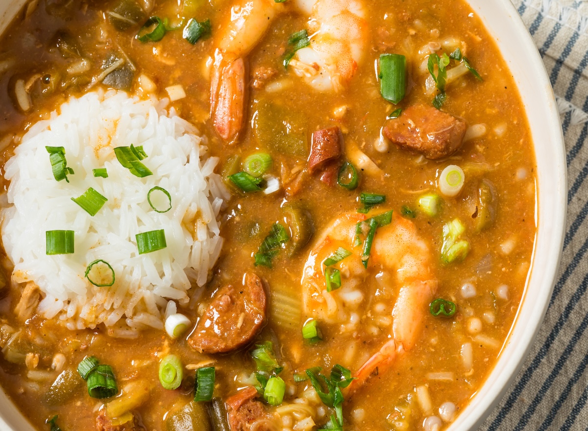 Quiabo fresco e um caldinho de legumes à base de proteínas