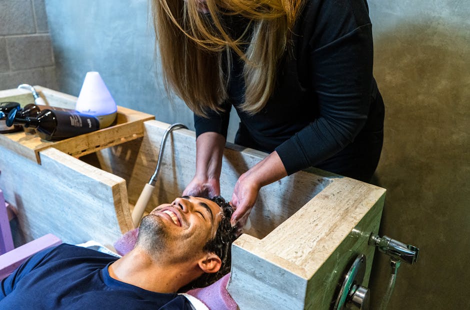 Mulher relaxa em cabine de Head Spa, escova de limpeza profunda no couro cabeludo, luz suave e tablet de escaneamento