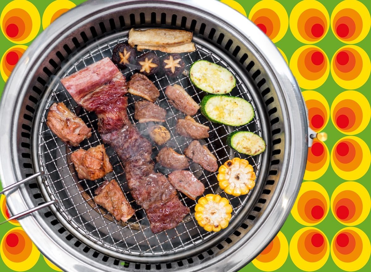 Cortes de carne magra, como filé mignon ou lombo de porco, grelhados em churrasqueira
