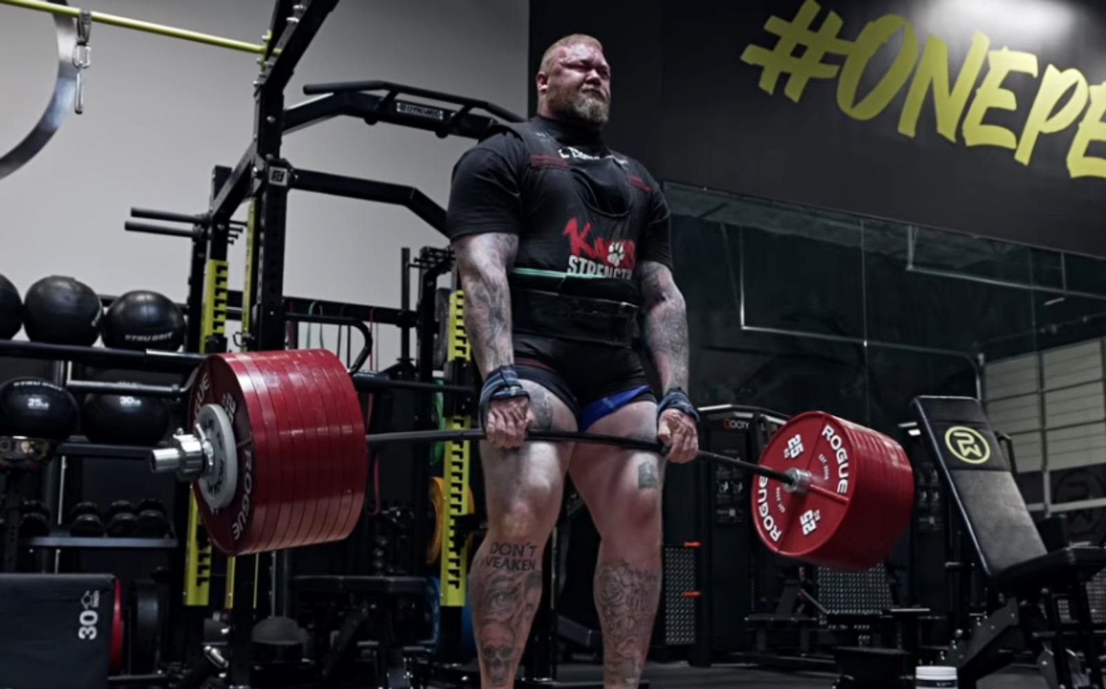 Hafthor Bjornsson concentrado ao realizar um levantamento terra com barra carregada de anilhas em uma academia