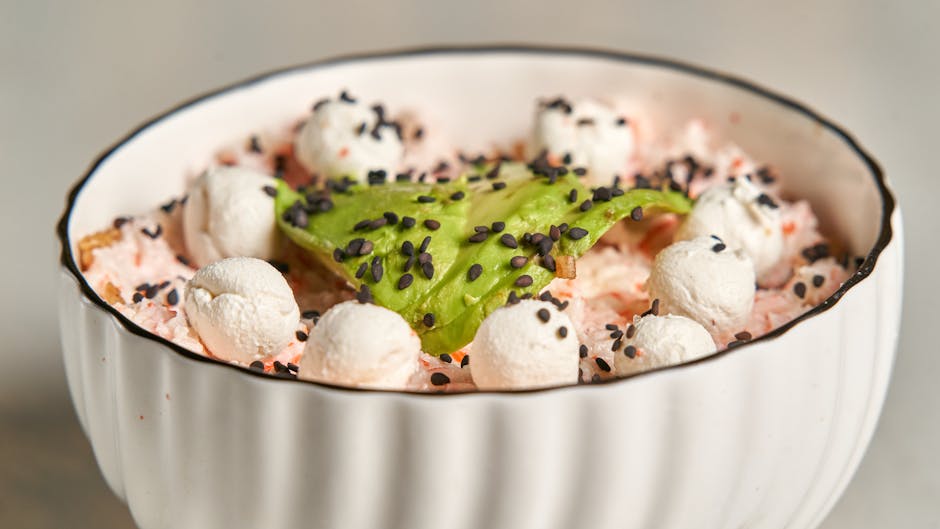 Prato de macarrão cremoso com queijo derretido ao lado de ingredientes frescos como manjericão e tomates cereja