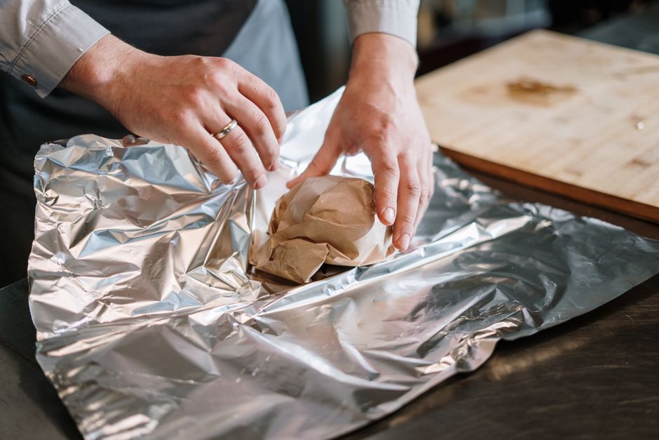 Um meatloaf caseiro assado no forno, com vegetais e temperos frescos, é apresentado em uma travessa atraente