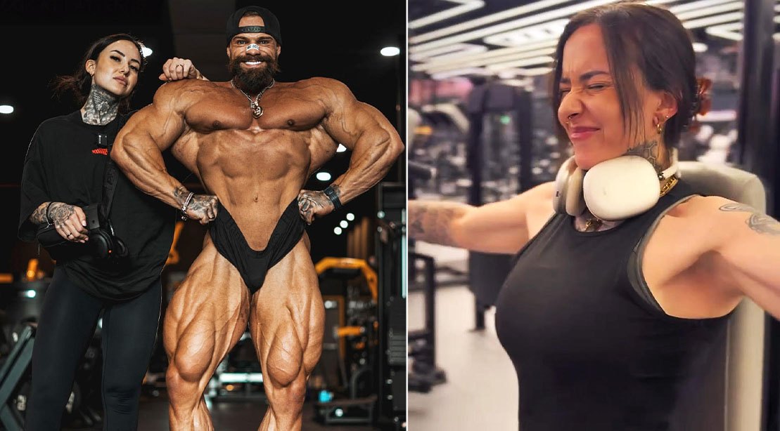 Homem musculoso em máquina de pesos, com barra na mão, realizando um exercício de pressão de braço
