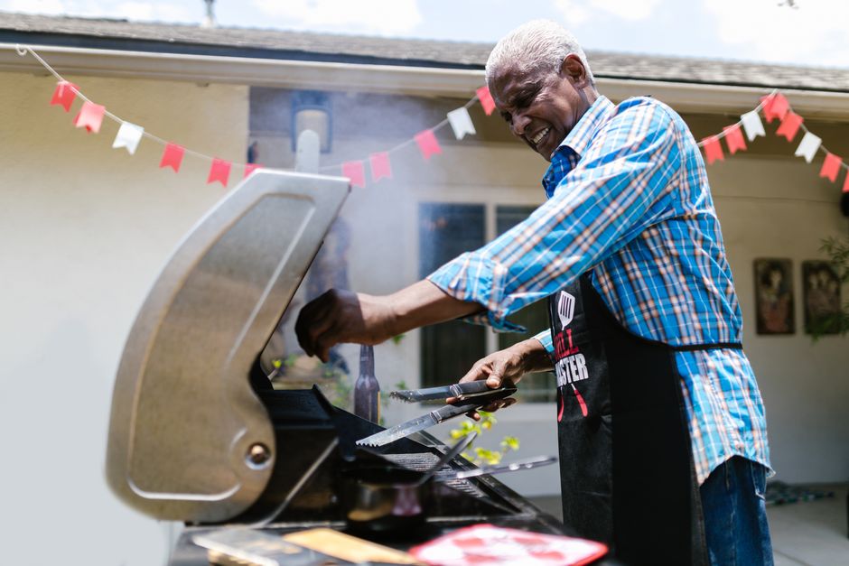Um garfo apontando para uma tigela de frango grelhado com um pincel de molho barbecue caseiro na mão