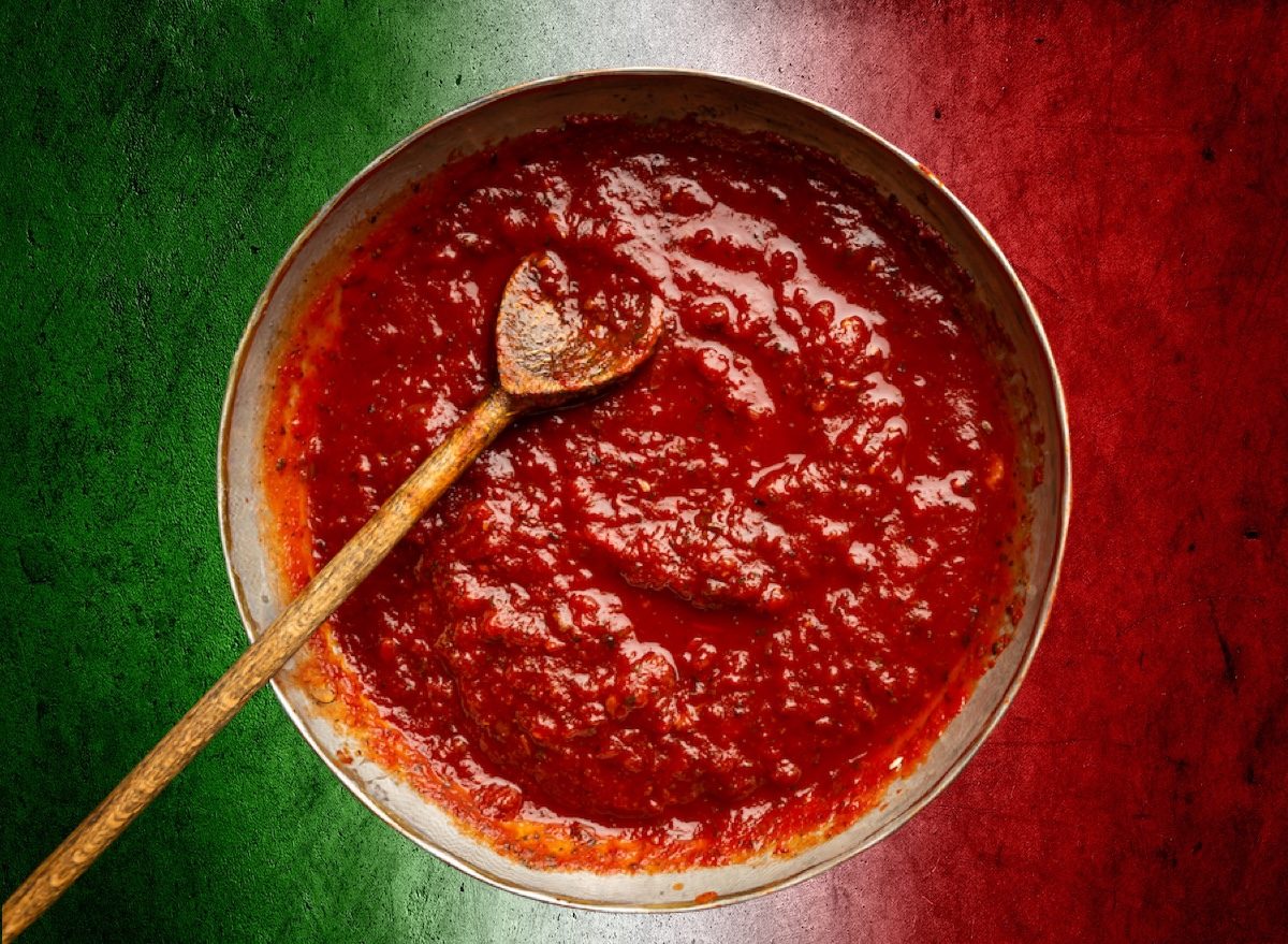 Prato de macarrão integral ao lado de três molhos: tomate vermelho, molho branco cremoso e pesto verde vibrante