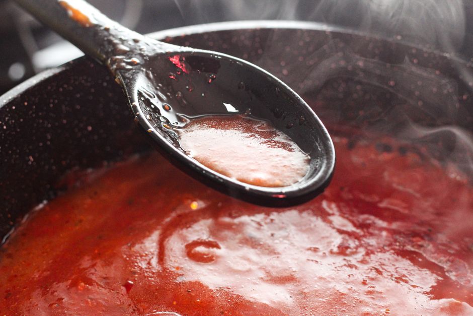 Frasco de molho Sweet Chili ao lado de legumes grelhados, arroz integral e garrafa de água mineral