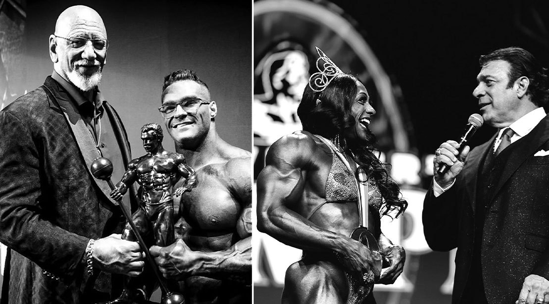 Bodybuilder musculoso no palco iluminado, segurando o troféu dourado do Mr. Olympia, com luzes e público ao fundo